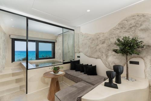 Portara Seaside Luxury Suites في ناكسوس تشورا: غرفة معيشة مطلة على المحيط
