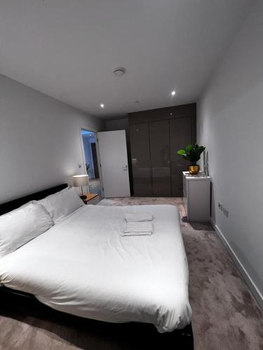 a bedroom with a large white bed in a room at London Southwark Zone 1 Apt by Sandstone Investment in London