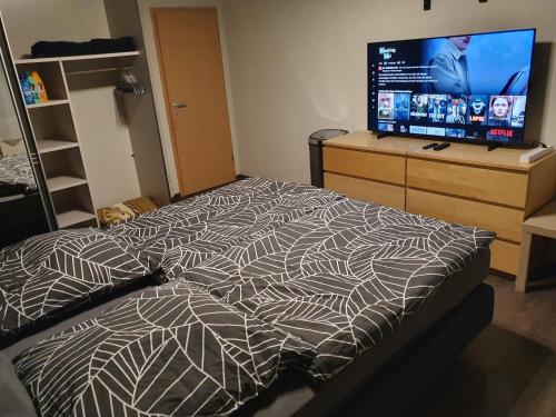 1 dormitorio con 1 cama y TV de pantalla plana en Schlafzimmer, ruhige Lage in Meppen --- Check-In mit Schlüsselkasten, en Meppen