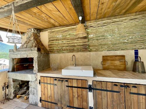 cocina con fregadero y horno de piedra en Casa Arena Authentique maison de village avec piscine au cœur de l’Alta Rocca - Zoza en Zoza