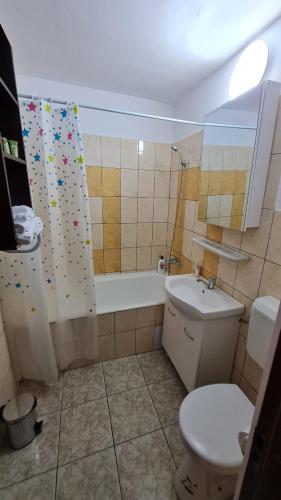 ein Badezimmer mit einem WC, einer Badewanne und einem Waschbecken in der Unterkunft Studio Chic Symphony parcare privata in Arad