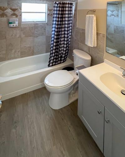 Ένα μπάνιο στο Lazy Cuckoo Inn - Sleek and Stylish Studio Apartments