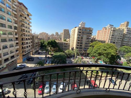 een balkon met uitzicht op de stad bij شقة مفروشة بالمهندسين محيط نادي الصيد موقع متميز 3غرف نوم مكيفة بالكامل in Caïro
