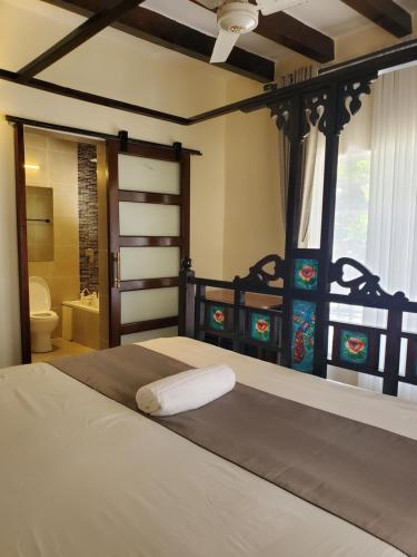 1 dormitorio con 1 cama grande y baño en Mangos Villas - Lucia en Kilifi