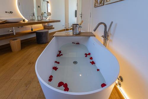 Bilik mandi di La Ermita Suites - Único Hotel Monumento de Córdoba