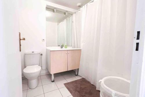 サン・ドニにあるAppart Pleyel familiale, St Denis, Paris, CGDの白いバスルーム(トイレ、シンク付)