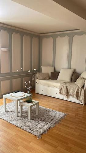 - une chambre avec un lit, une table et un tapis dans l'établissement « Au cœur de Dole », à Dole