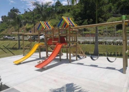 un parque infantil con toboganes coloridos en santa fe de antioquia tipo resort Aparta sol tobogán kanaloa parque acuático, en Santa Fe de Antioquia