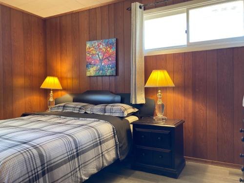 1 Schlafzimmer mit 2 Betten, einem Fenster und 2 Lampen in der Unterkunft Luckin Retreat with Large Backyard in Trenton