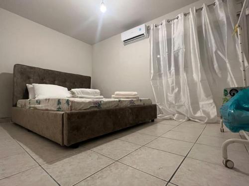 una camera bianca con un letto di Διαμέρισμα διπλά από την θάλασσα ad Atene