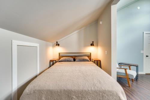 1 dormitorio con 1 cama grande en una habitación en Old Forge Studio Close to Lakes and Hiking Trails, en Old Forge
