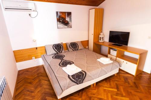 En eller flere senge i et værelse på Apartments & Room Diana