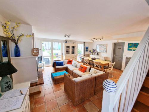 un salon avec un canapé et une table dans l'établissement Les pieds dans l'eau: KER LILI (chez Liza), à Port-Joinville