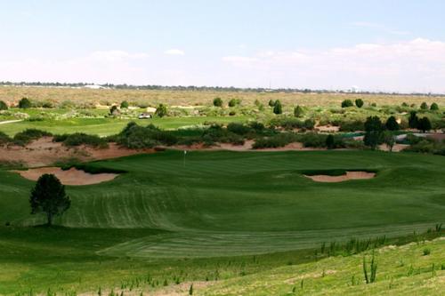 uma vista para um campo de golfe com um campo verde em Modern Hideaway em El Paso