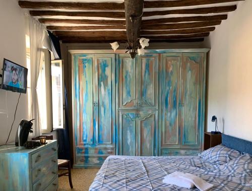 a bedroom with a blue dresser and a bed at Well in Filettole