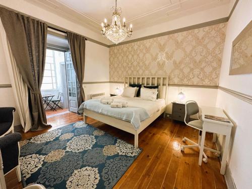 リスボンにあるEstrela Charming Rooms by HOST-POINTのベッドルーム1室(ベッド1台、シャンデリア付)