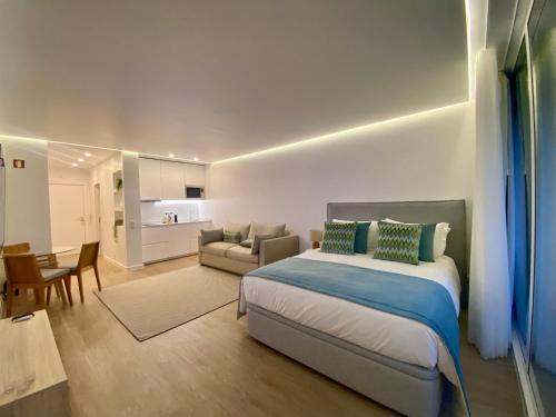 een slaapkamer met een bed en een woonkamer bij Marina Walk Apartment in Vilamoura