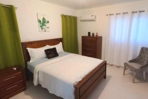 Tempat tidur dalam kamar di 7F apartamento 3hab piscina ascensor y area social