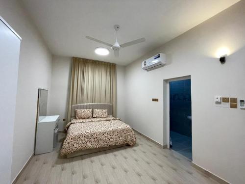 a bedroom with a bed and a ceiling fan at شقق مفروشة للايجار صلالة - صحلنوت New Furnished Apartments for rent Salalah - Sahalnout in Sikun Shikfainot