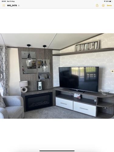 TV a/nebo společenská místnost v ubytování Carvan E102