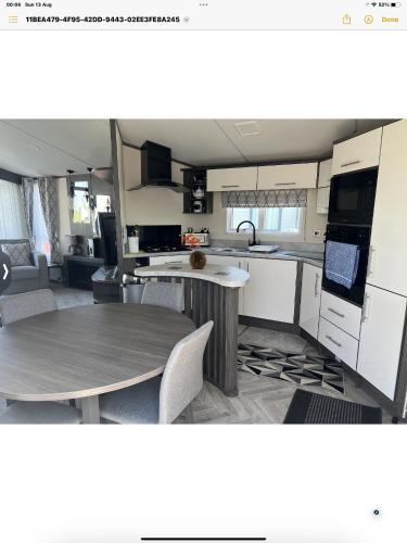 Steeple的住宿－Carvan E102，一间厨房,内设一张桌子和两张桌子