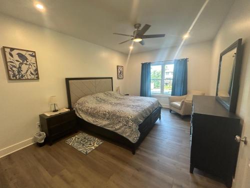 een slaapkamer met een bed en een plafondventilator bij NEW 3 bedroom - Thoroughbred Farm & Lake Views! in Saratoga Springs