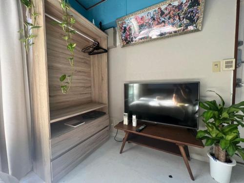 a living room with a flat screen tv and a table at 和風客棧 in Tokyo