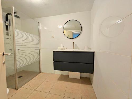 סוויטת מרלו - Merlot Suite في إيلات: حمام مع حوض ومرآة