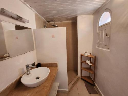 a bathroom with a white sink and a mirror at Suite dans la palmeraie refaite à neuf grande Terrasse Dar Dmana in Marrakesh