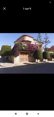 un edificio con dei fiori sul lato di Villa Sousse ad Agadir