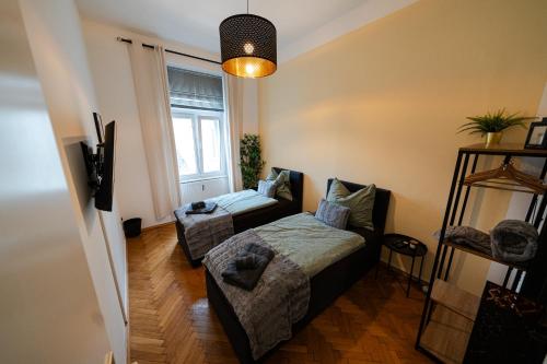 uma sala de estar com uma cama e um sofá em Napwell em Graz