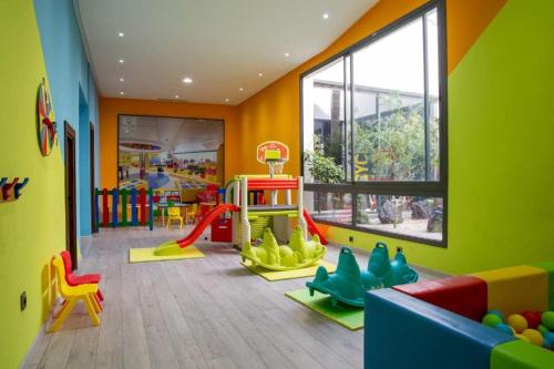 - une salle de jeux pour enfants avec une aire de jeux dans l'établissement Coup de coeur a les crêtes dar bouazza avec grande piscine, à Tamaris