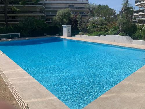 une grande piscine bleue dans un immeuble dans l'établissement magnifique studio 4 personne à deux pas de la plage, à Antibes