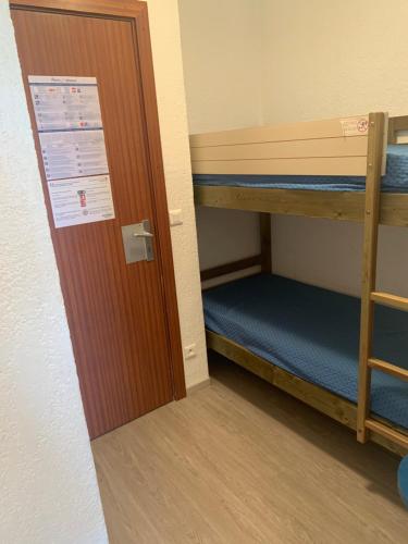 - une porte menant à une chambre avec 2 lits superposés dans l'établissement magnifique studio 4 personne à deux pas de la plage, à Antibes