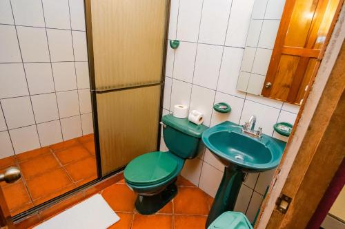 Bilik mandi di Hotel Sierra Arenal