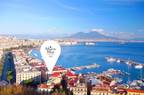 una vista aérea de una ciudad con puerto en B&B Maison Mari en Nápoles