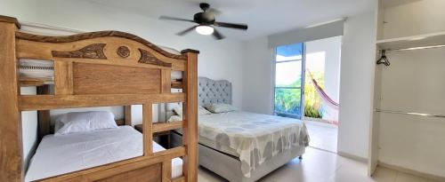 Sabanalarga的住宿－Extraordinaria CASA FINCA Piscina AA，一间卧室设有两张双层床和吊扇