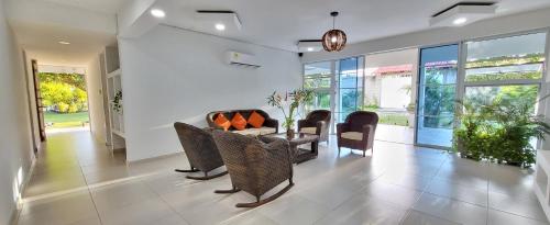 a living room with a table and chairs at Extraordinaria Casa Finca Piscina AA in Sabanalarga
