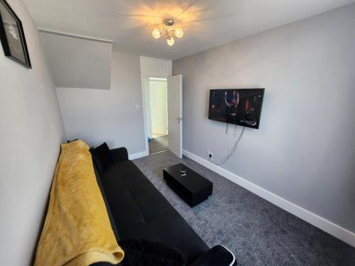 TV in/ali zabaviščno središče v nastanitvi Comfy 1 Bedroom Flat