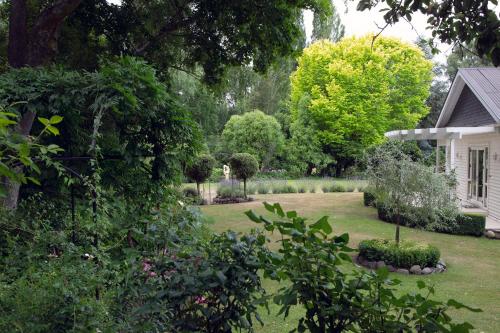 Κήπος έξω από το Karetu Downs Farm Stay