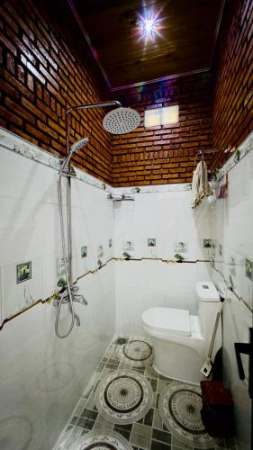 a bathroom with a toilet and a shower in it at Da Let Homestay & Coffee in Hiệp Mỹ