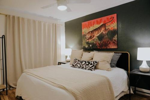 a bedroom with a bed with a painting on the wall at Dream On – Style & Comfort Near Historic Downtown in Panama City