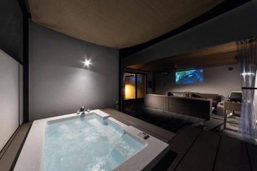 a large bath tub in a room with a living room at villa vacances hamanako in Hamamatsu