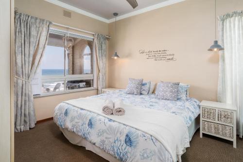 Schlafzimmer mit einem großen Bett und einem Fenster in der Unterkunft Sue Casa 12 in Margate
