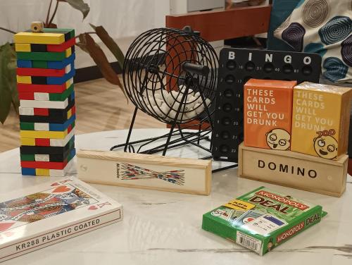 uma mesa com livros e jogos em Bushis Crib Staycation Farmhouse em Panubigan