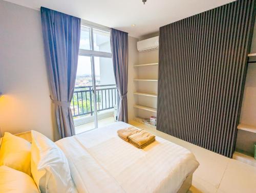 um quarto com uma cama e uma grande janela em Lovina 15-12 at Formosa Residences - Nagoya em Nagoya