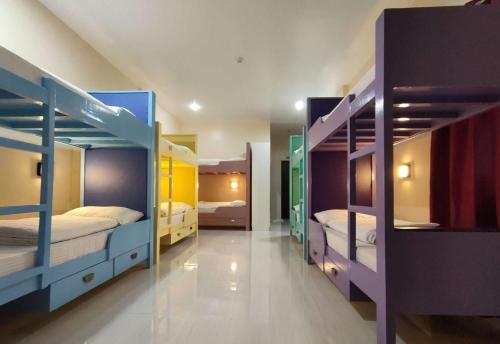ein Zimmer mit mehreren Etagenbetten in der Unterkunft Sea Horizon Resort in Zamboanguita