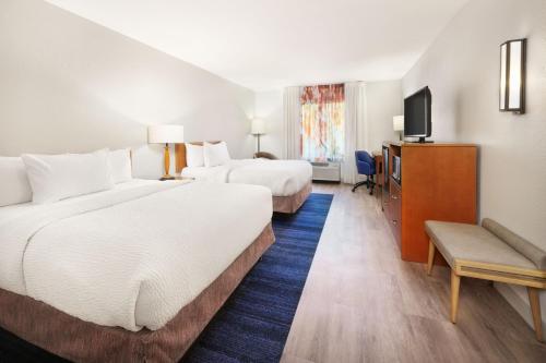 ハインズヴィルにあるFairfield Inn & Suites By Marriott Hinesville Fort Stewartのベッド2台と薄型テレビ付きのホテルの部屋