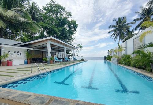 einen Pool mit Meerblick in der Unterkunft Sea Horizon Resort in Zamboanguita