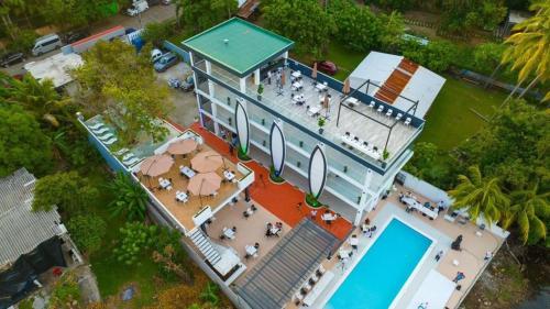 uma vista panorâmica de um edifício com piscina em The Views Resort em El Zonte